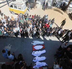 وداع جثامين 5شهداء، بينهم 3 أطفال، في مستشفى الشفاء بمدينة غزة، بعدما ارتقوا الليلة في غارة إسرائيلية استهدفت تجمعاً للمواطنين في منطقة بيت لاهيا شمال قطاع غزة.